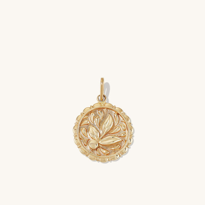 Medailonek Balance: Terra Coin Charm Pendant, Mejuri, 475 eur
