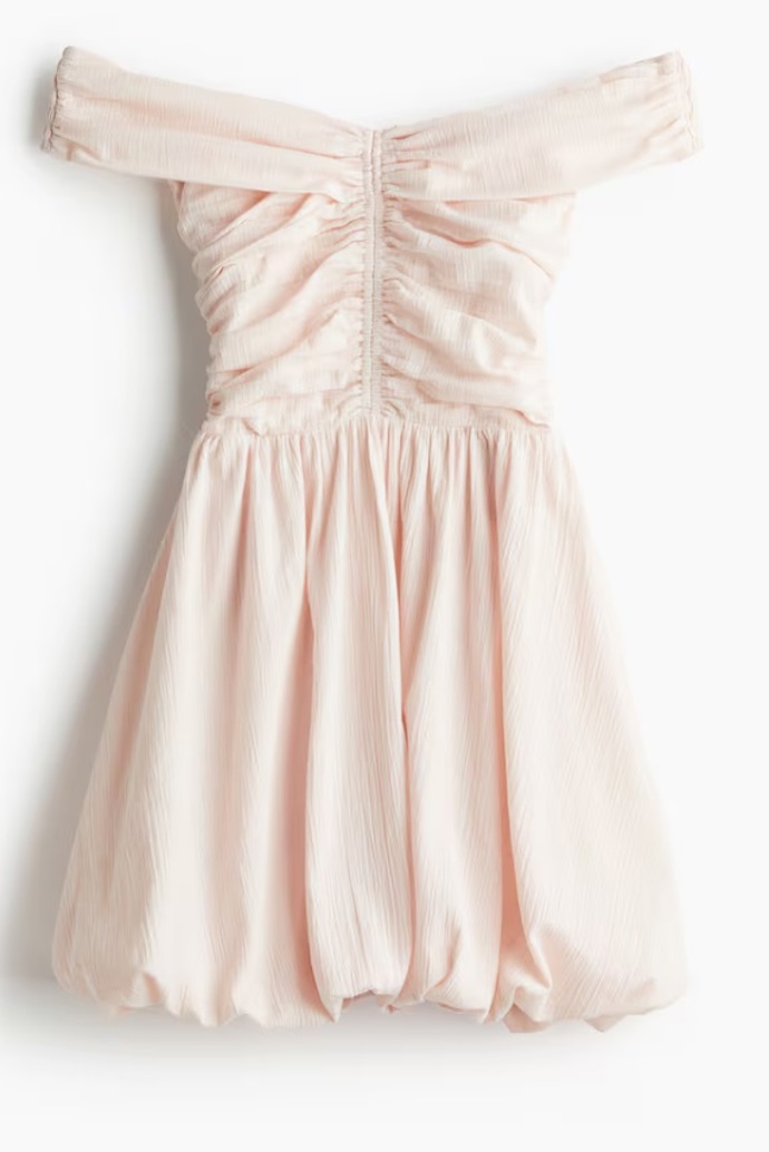 Mačkané šaty s odhalenými rameny, H&M, 549 Kč
