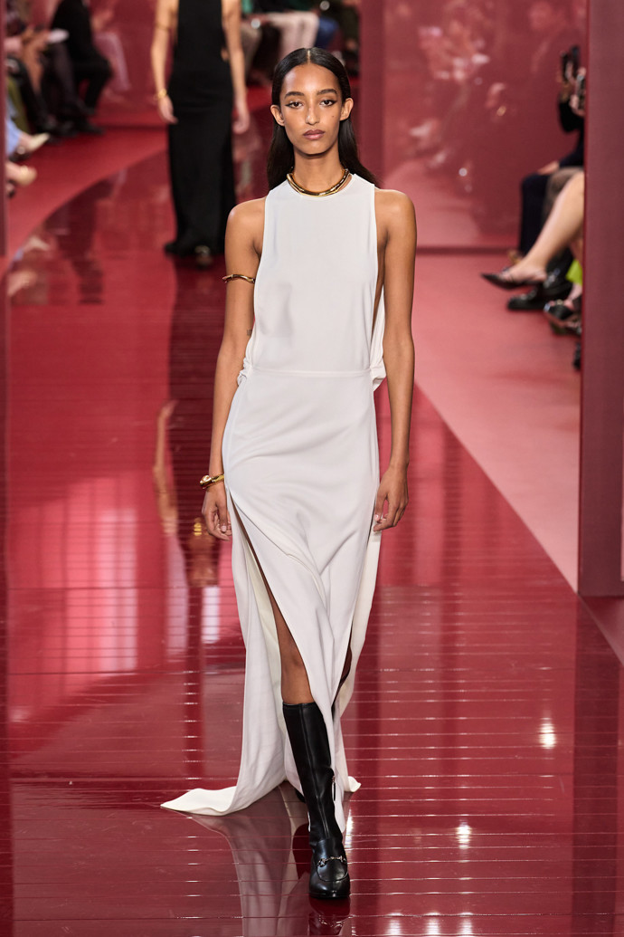 Bílý minimalismus: Gucci jaro/léto 2025
Bílý minimalismus: Gucci jaro/léto 2025