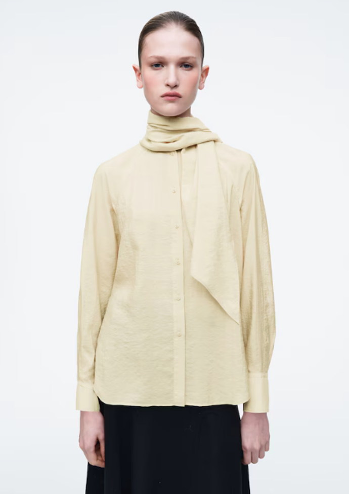 Halenka se šálou, COS, 150 eur
Halenka se šálou, COS, 150 eur