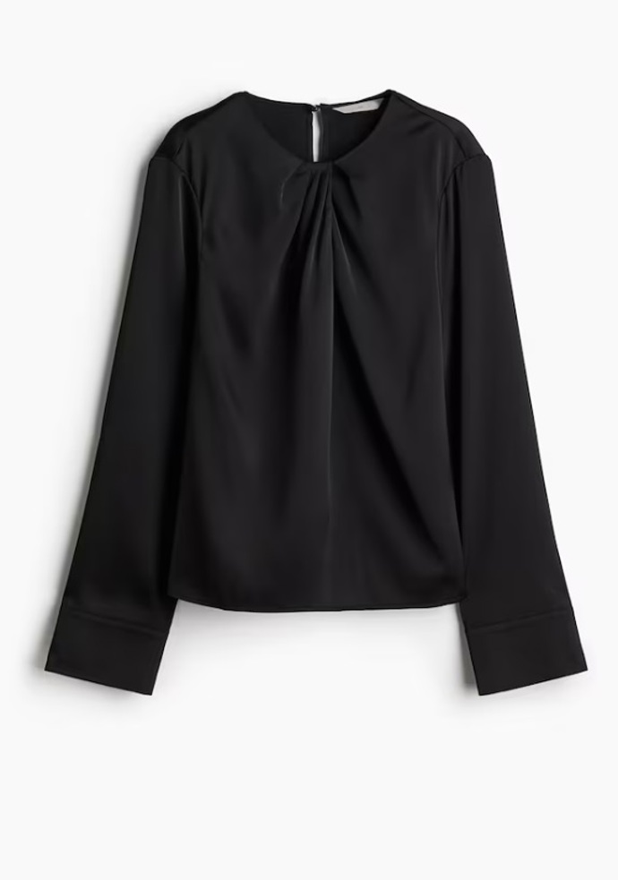 Saténová halenka se skládaným detailem, H&M, 359 Kč
