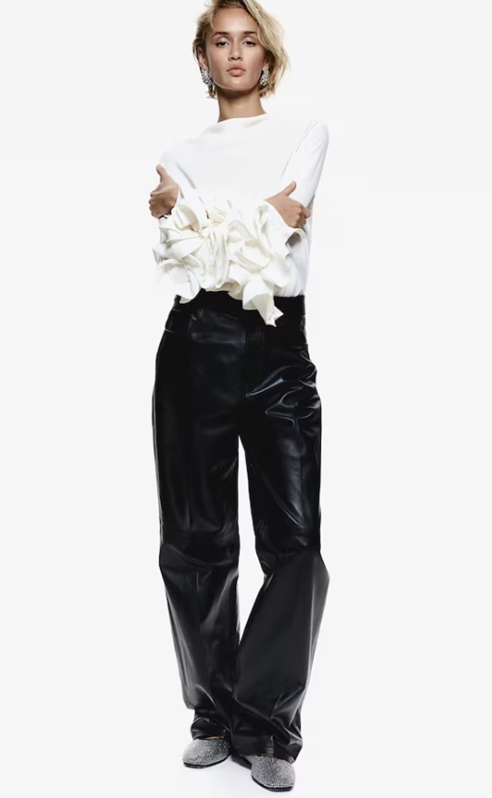 Rovné kožené kalhoty, H&M, 6 799 Kč
