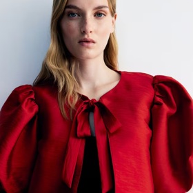 Halenka s balonovým rukávem, H&M, 1 199 Kč
