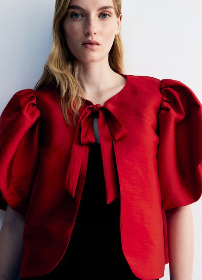 Halenka s balonovým rukávem, H&M, 1 199 Kč
