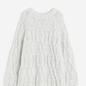 Oversized metalicky třpytivý svetr, H&M, 1 249 Kč
