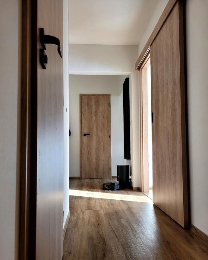 Zrekonstruovanému bytu dominuje dřevěný dekor v podobě dubu a světlé, vzdušné barvy. Je vybaven moderně a zároveň účelně. Dominantou je vestavná skříň na chodbě s dubovými dveřmi a tapeta zobrazující les v mlze v ložnici.
Zrekonstruovanému bytu dominuje dřevěný dekor v podobě dubu a světlé, vzdušné barvy. Je vybaven moderně a zároveň účelně. Dominantou je vestavná skříň na chodbě s dubovými dveřmi a tapeta zobrazující les v mlze v ložnici.