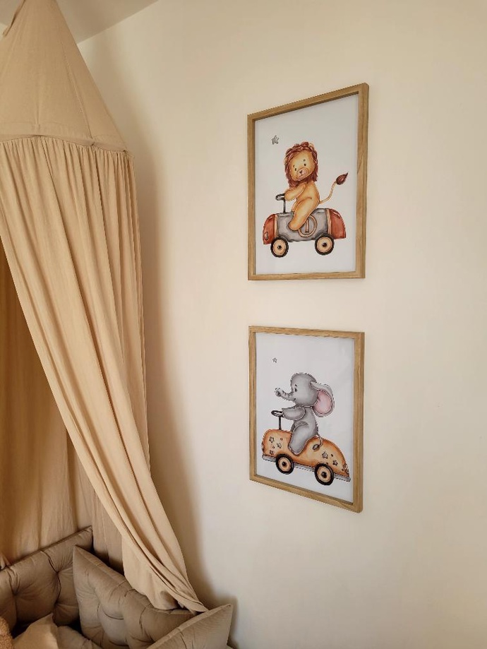 Zrekonstruovanému bytu dominuje dřevěný dekor v podobě dubu a světlé, vzdušné barvy. Je vybaven moderně a zároveň účelně. Dominantou je vestavná skříň na chodbě s dubovými dveřmi a tapeta zobrazující les v mlze v ložnici.
Zrekonstruovanému bytu dominuje dřevěný dekor v podobě dubu a světlé, vzdušné barvy. Je vybaven moderně a zároveň účelně. Dominantou je vestavná skříň na chodbě s dubovými dveřmi a tapeta zobrazující les v mlze v ložnici.