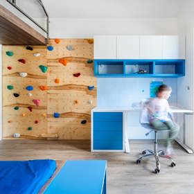 V jejich novém domově navrhli designéři ze studia Mooden ve spolupráci s firmou Dřevodílo Rousínov domácí pracovnu, předsíň vinotéku a dětský pokoj. Hlavním prvkem celého domu je opakující se dekor tmavého dubu v kombinaci s různými barvami podle typu místnosti.
V jejich novém domově navrhli designéři ze studia Mooden ve spolupráci s firmou Dřevodílo Rousínov domácí pracovnu, předsíň vinotéku a dětský pokoj. Hlavním prvkem celého domu je opakující se dekor tmavého dubu v kombinaci s různými barvami podle typu místnosti.