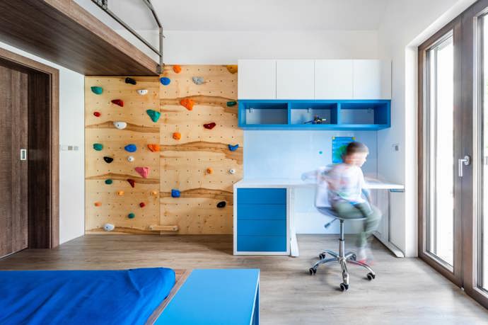 V jejich novém domově navrhli designéři ze studia Mooden ve spolupráci s firmou Dřevodílo Rousínov domácí pracovnu, předsíň vinotéku a dětský pokoj. Hlavním prvkem celého domu je opakující se dekor tmavého dubu v kombinaci s různými barvami podle typu místnosti. 
