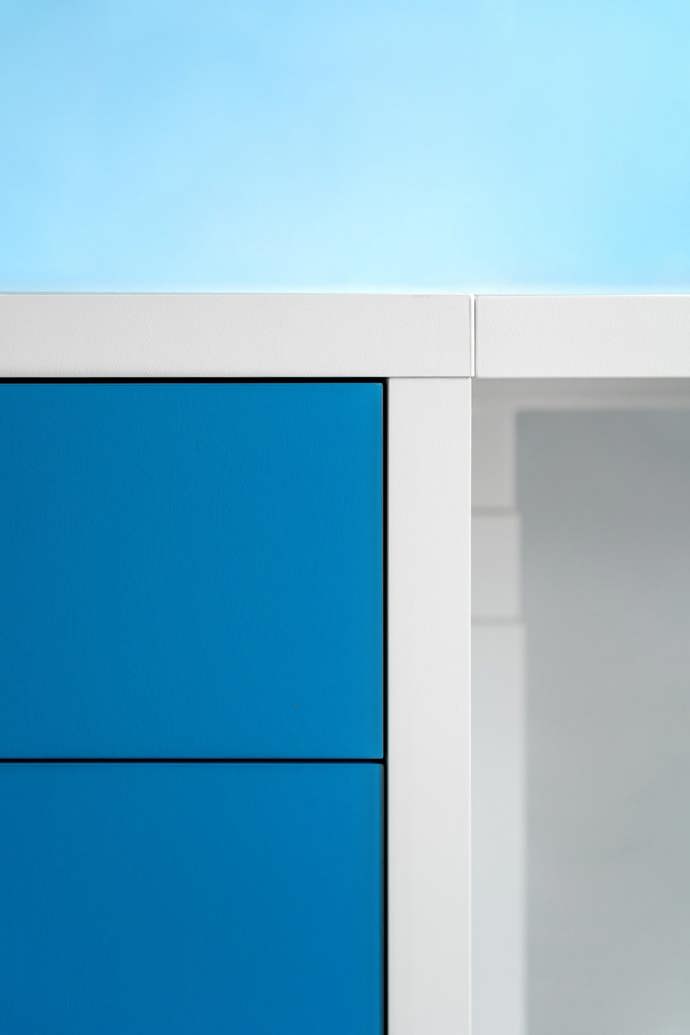 V jejich novém domově navrhli designéři ze studia Mooden ve spolupráci s firmou Dřevodílo Rousínov domácí pracovnu, předsíň vinotéku a dětský pokoj. Hlavním prvkem celého domu je opakující se dekor tmavého dubu v kombinaci s různými barvami podle typu místnosti. 
