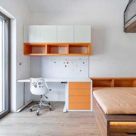 V jejich novém domově navrhli designéři ze studia Mooden ve spolupráci s firmou Dřevodílo Rousínov domácí pracovnu, předsíň vinotéku a dětský pokoj. Hlavním prvkem celého domu je opakující se dekor tmavého dubu v kombinaci s různými barvami podle typu místnosti.
V jejich novém domově navrhli designéři ze studia Mooden ve spolupráci s firmou Dřevodílo Rousínov domácí pracovnu, předsíň vinotéku a dětský pokoj. Hlavním prvkem celého domu je opakující se dekor tmavého dubu v kombinaci s různými barvami podle typu místnosti.