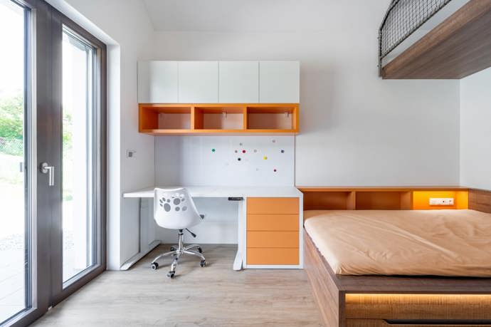 V jejich novém domově navrhli designéři ze studia Mooden ve spolupráci s firmou Dřevodílo Rousínov domácí pracovnu, předsíň vinotéku a dětský pokoj. Hlavním prvkem celého domu je opakující se dekor tmavého dubu v kombinaci s různými barvami podle typu místnosti. 
