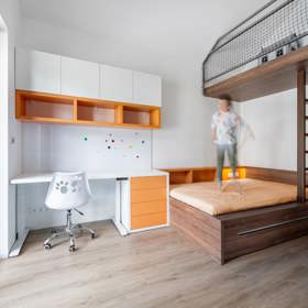 V jejich novém domově navrhli designéři ze studia Mooden ve spolupráci s firmou Dřevodílo Rousínov domácí pracovnu, předsíň vinotéku a dětský pokoj. Hlavním prvkem celého domu je opakující se dekor tmavého dubu v kombinaci s různými barvami podle typu místnosti.
V jejich novém domově navrhli designéři ze studia Mooden ve spolupráci s firmou Dřevodílo Rousínov domácí pracovnu, předsíň vinotéku a dětský pokoj. Hlavním prvkem celého domu je opakující se dekor tmavého dubu v kombinaci s různými barvami podle typu místnosti.