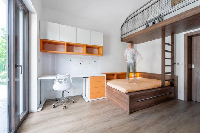 V jejich novém domově navrhli designéři ze studia Mooden ve spolupráci s firmou Dřevodílo Rousínov domácí pracovnu, předsíň vinotéku a dětský pokoj. Hlavním prvkem celého domu je opakující se dekor tmavého dubu v kombinaci s různými barvami podle typu místnosti. 
