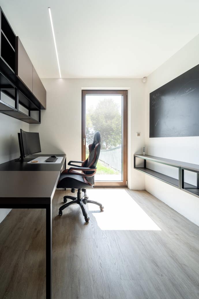 V jejich novém domově navrhli designéři ze studia Mooden ve spolupráci s firmou Dřevodílo Rousínov domácí pracovnu, předsíň vinotéku a dětský pokoj. Hlavním prvkem celého domu je opakující se dekor tmavého dubu v kombinaci s různými barvami podle typu místnosti. 
