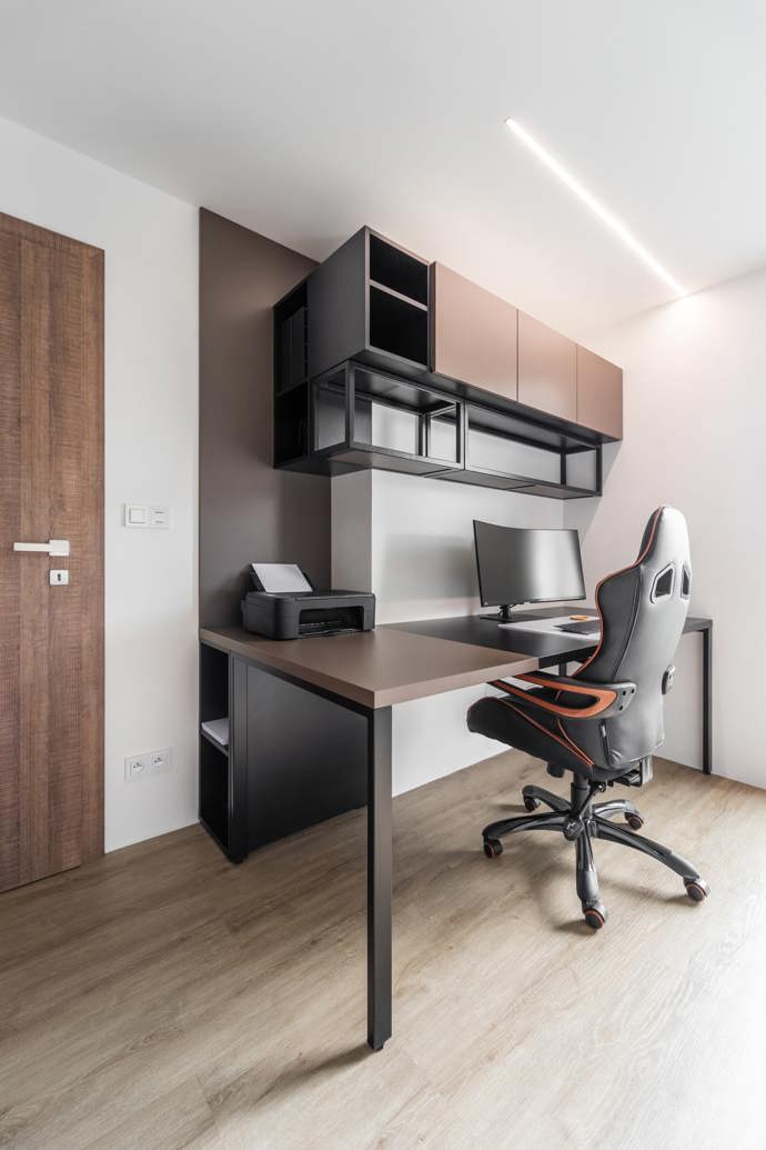 V jejich novém domově navrhli designéři ze studia Mooden ve spolupráci s firmou Dřevodílo Rousínov domácí pracovnu, předsíň vinotéku a dětský pokoj. Hlavním prvkem celého domu je opakující se dekor tmavého dubu v kombinaci s různými barvami podle typu místnosti. 

