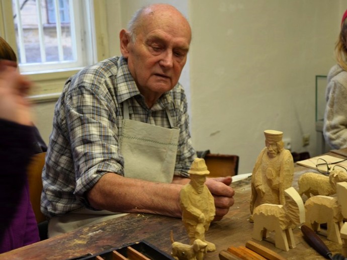Jiří Šafránek na akci "Vyřezávání dřevěného betlému", kterou před lety uspořádalo Regionální muzeum K. A. Polánka v Žatci.
Jiří Šafránek na akci "Vyřezávání dřevěného betlému", kterou před lety uspořádalo Regionální muzeum K. A. Polánka v Žatci.