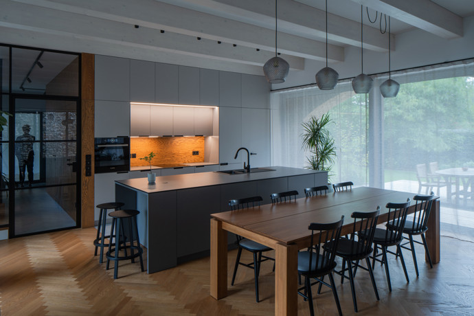 Do ani ne desetitisícové Dobříše v podhůří Brdské vrchoviny jezdili Václav s Marií za babičkou. Když se objevila příležitost koupit pozemek se starou kamennou stodolou hned vedle její zahrady, neváhali ani na moment. Chtěli, aby děti mohly tajnými průchody v plotu babičku navštěvovat, pomáhat jí s plením záhonků, a přitom tu zapouštět vlastní kořeny. Aby naslouchali jejímu vyprávění, a rozkvétal vztah, na který budou vzpomínat do konce života.
