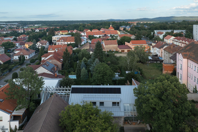 Do ani ne desetitisícové Dobříše v podhůří Brdské vrchoviny jezdili Václav s Marií za babičkou. Když se objevila příležitost koupit pozemek se starou kamennou stodolou hned vedle její zahrady, neváhali ani na moment. Chtěli, aby děti mohly tajnými průchody v plotu babičku navštěvovat, pomáhat jí s plením záhonků, a přitom tu zapouštět vlastní kořeny. Aby naslouchali jejímu vyprávění, a rozkvétal vztah, na který budou vzpomínat do konce života.
