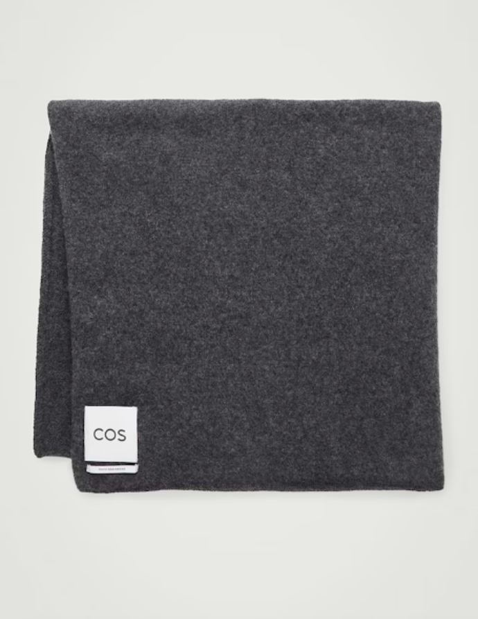 Kašmírová šála, COS, 99 eur
