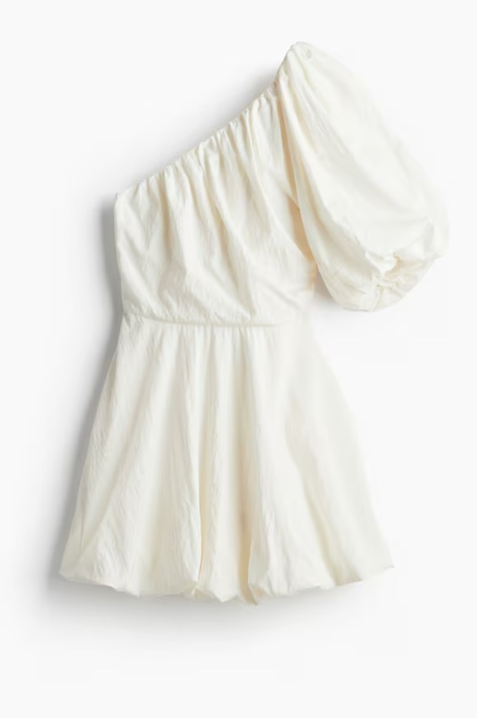 Šaty s bublinovým dolním lemem a odhaleným ramenem, H&M, 949 Kč
