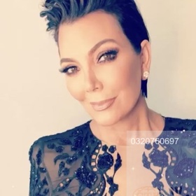 Pro matka klanu "Kardashianke" Kris Jenner je typický účes ve stylu pixie.
