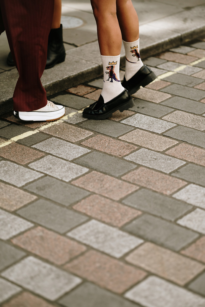 Ploché boty trendy na rok 2025. Street style. 
