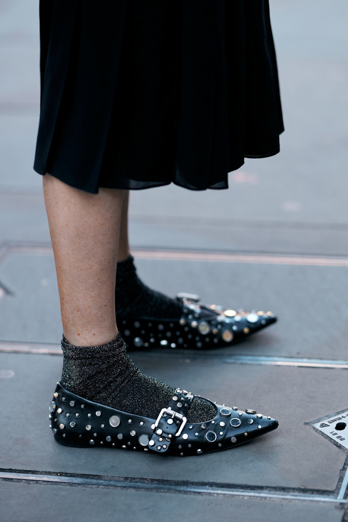 Ploché boty trendy na rok 2025. Street style. 
