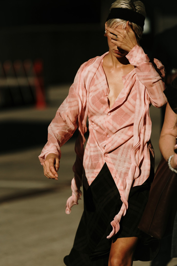 Bella Hadid čelenka, street style.
Bella Hadid čelenka, street style.