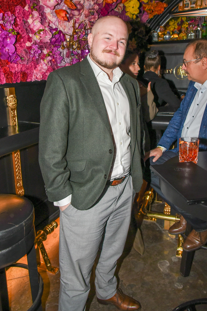 Artur shodil vlasy a konce kníru si natáčí
Artur shodil vlasy a konce kníru si natáčí