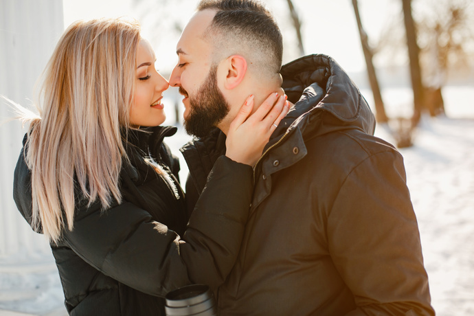 On i já jsme byli single cizinci, kteří jen v tento den nechtěli zůstat doma a dívat se do zdi.
On i já jsme byli single cizinci, kteří jen v tento den nechtěli zůstat doma a dívat se do zdi.