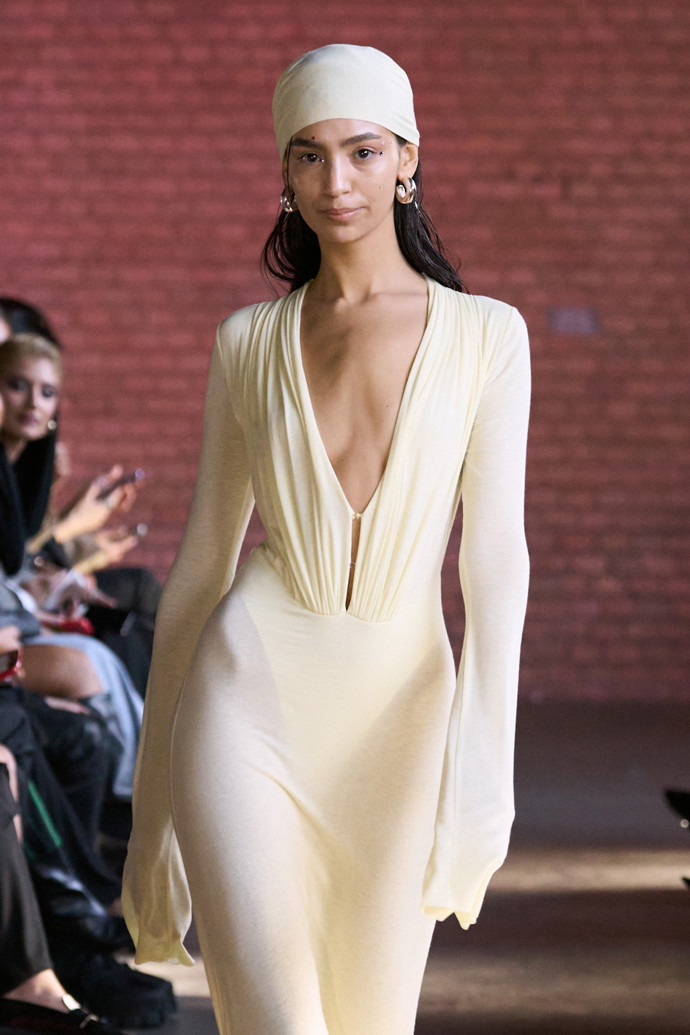Bella Hadid čelenka, street style.
Bella Hadid čelenka, street style.