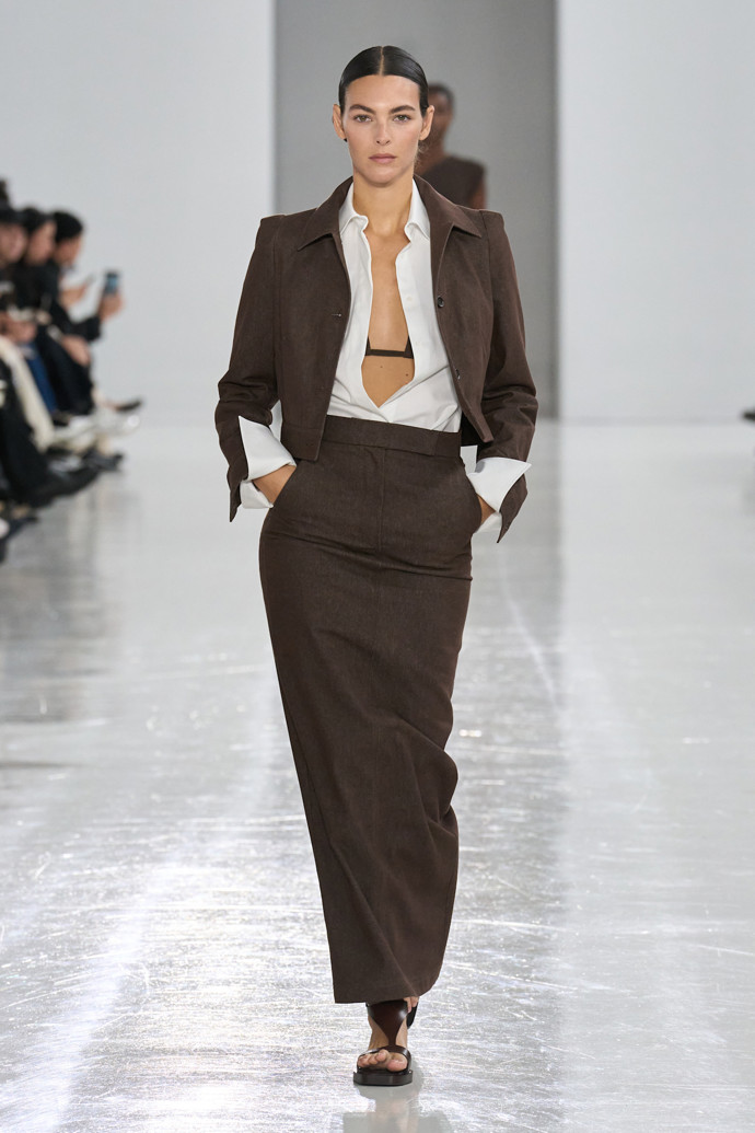 Hnědá a vínová: Max Mara jaro/léto 2025
