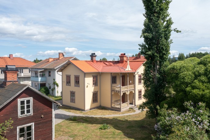 Starý obchodní dům ve švédském Arbrå se po letech opět rozzářil. Díky původním kachlovým kamnům, nádherným tapetám a pečlivě zrestaurovaným truhlářským detailům se podařilo zachovat kouzlo i duši této historické stavby. Přijměte pozvání na prohlídku jedinečného interiéru a objevte fascinující příběh, který dům vypráví.
Starý obchodní dům ve švédském Arbrå se po letech opět rozzářil. Díky původním kachlovým kamnům, nádherným tapetám a pečlivě zrestaurovaným truhlářským detailům se podařilo zachovat kouzlo i duši této historické stavby. Přijměte pozvání na prohlídku jedinečného interiéru a objevte fascinující příběh, který dům vypráví.