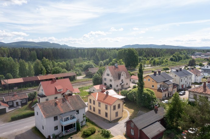 Starý obchodní dům ve švédském Arbrå se po letech opět rozzářil. Díky původním kachlovým kamnům, nádherným tapetám a pečlivě zrestaurovaným truhlářským detailům se podařilo zachovat kouzlo i duši této historické stavby. Přijměte pozvání na prohlídku jedinečného interiéru a objevte fascinující příběh, který dům vypráví.
Starý obchodní dům ve švédském Arbrå se po letech opět rozzářil. Díky původním kachlovým kamnům, nádherným tapetám a pečlivě zrestaurovaným truhlářským detailům se podařilo zachovat kouzlo i duši této historické stavby. Přijměte pozvání na prohlídku jedinečného interiéru a objevte fascinující příběh, který dům vypráví.