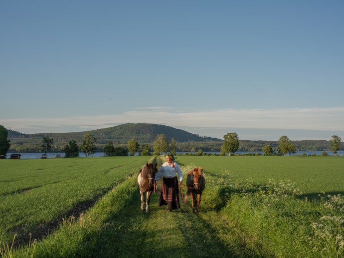 Ráno začíná koupelí v jezeře, odpoledne prací na zahradě a večer posezením u kachlových kamen. Statek v Östra Höle vás vtáhne svým kouzlem i nečekanou rozmanitostí.
Ráno začíná koupelí v jezeře, odpoledne prací na zahradě a večer posezením u kachlových kamen. Statek v Östra Höle vás vtáhne svým kouzlem i nečekanou rozmanitostí.