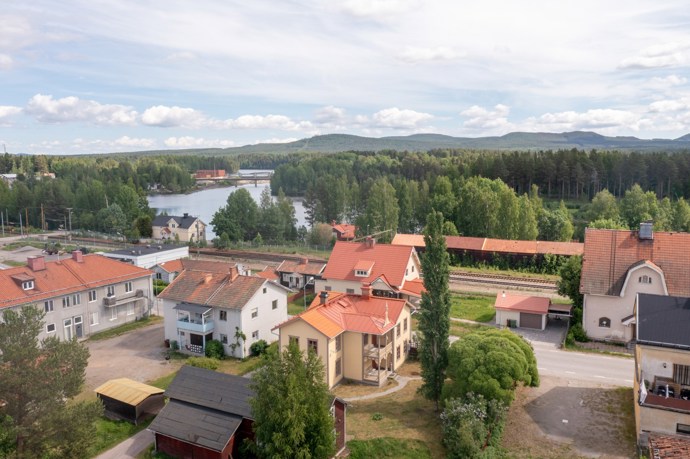 Starý obchodní dům ve švédském Arbrå se po letech opět rozzářil. Díky původním kachlovým kamnům, nádherným tapetám a pečlivě zrestaurovaným truhlářským detailům se podařilo zachovat kouzlo i duši této historické stavby. Přijměte pozvání na prohlídku jedinečného interiéru a objevte fascinující příběh, který dům vypráví.
Starý obchodní dům ve švédském Arbrå se po letech opět rozzářil. Díky původním kachlovým kamnům, nádherným tapetám a pečlivě zrestaurovaným truhlářským detailům se podařilo zachovat kouzlo i duši této historické stavby. Přijměte pozvání na prohlídku jedinečného interiéru a objevte fascinující příběh, který dům vypráví.