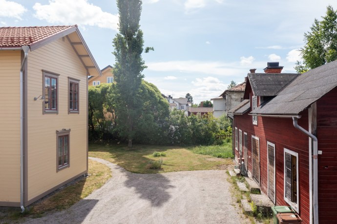 Starý obchodní dům ve švédském Arbrå se po letech opět rozzářil. Díky původním kachlovým kamnům, nádherným tapetám a pečlivě zrestaurovaným truhlářským detailům se podařilo zachovat kouzlo i duši této historické stavby. Přijměte pozvání na prohlídku jedinečného interiéru a objevte fascinující příběh, který dům vypráví.
Starý obchodní dům ve švédském Arbrå se po letech opět rozzářil. Díky původním kachlovým kamnům, nádherným tapetám a pečlivě zrestaurovaným truhlářským detailům se podařilo zachovat kouzlo i duši této historické stavby. Přijměte pozvání na prohlídku jedinečného interiéru a objevte fascinující příběh, který dům vypráví.