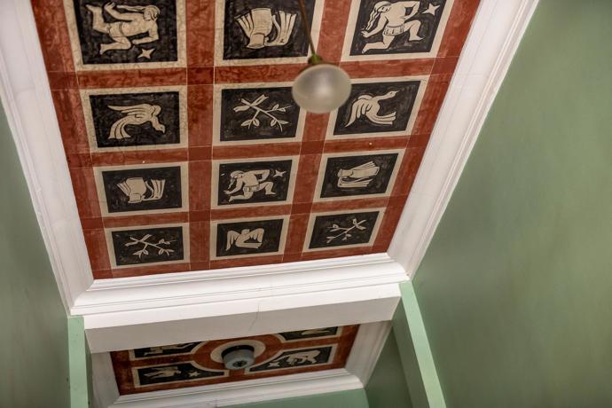 Tento nádherný rohový byt vás přenese do doby, kdy každý detail měl svůj význam. Vysoké stropy, původní parkety a elegantní štuky vytvářejí harmonii, která osloví každého milovníka stylového bydlení. Zapomeňte na trendy, které přicházejí a odcházejí, tento byt je synonymem nadčasovosti.
