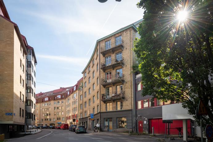 Tento nádherný rohový byt vás přenese do doby, kdy každý detail měl svůj význam. Vysoké stropy, původní parkety a elegantní štuky vytvářejí harmonii, která osloví každého milovníka stylového bydlení. Zapomeňte na trendy, které přicházejí a odcházejí, tento byt je synonymem nadčasovosti.

