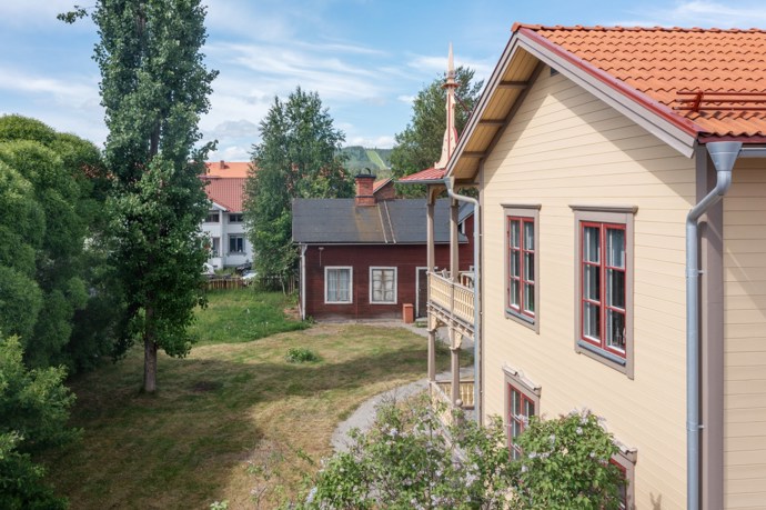 Starý obchodní dům ve švédském Arbrå se po letech opět rozzářil. Díky původním kachlovým kamnům, nádherným tapetám a pečlivě zrestaurovaným truhlářským detailům se podařilo zachovat kouzlo i duši této historické stavby. Přijměte pozvání na prohlídku jedinečného interiéru a objevte fascinující příběh, který dům vypráví.
Starý obchodní dům ve švédském Arbrå se po letech opět rozzářil. Díky původním kachlovým kamnům, nádherným tapetám a pečlivě zrestaurovaným truhlářským detailům se podařilo zachovat kouzlo i duši této historické stavby. Přijměte pozvání na prohlídku jedinečného interiéru a objevte fascinující příběh, který dům vypráví.