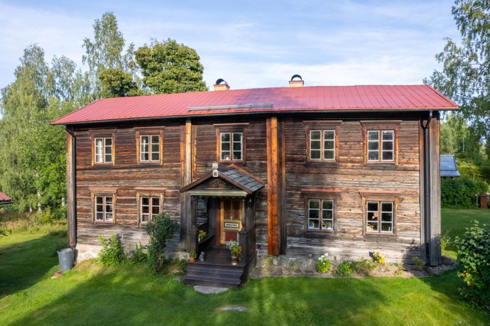 Jaké je žít v domě, kde se psala historie? Obytný dům a pekařská chata spojují kouzlo starých časů s moderním pohodlím. Dvě budovy, původní malby i jedinečné interiéry lákají k objevování. Nahlédněte do místností, které jsou plné historie i útulnosti.
