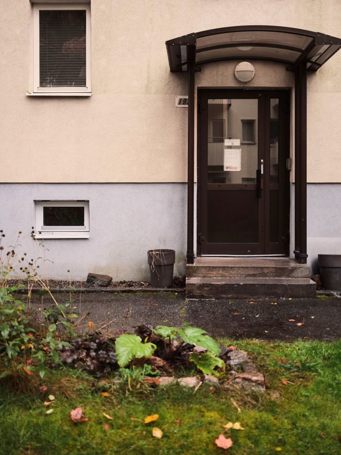 Jednopokojový byt, který působí jako malý městský ráj. S výhledem do zeleně, balkonem plným slunce a promyšlenými úložnými prostory tento stylový domov ohromí svou funkčností i útulností.
