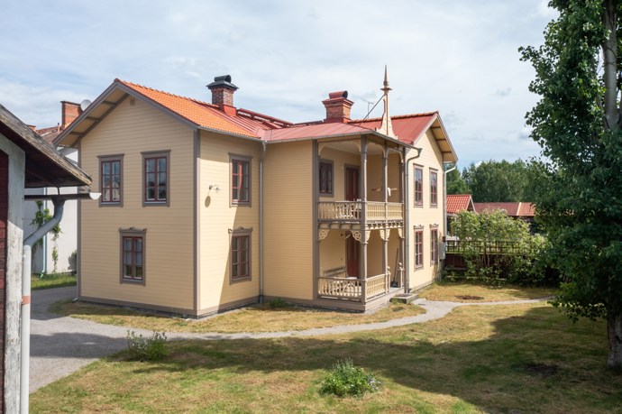Starý obchodní dům ve švédském Arbrå se po letech opět rozzářil. Díky původním kachlovým kamnům, nádherným tapetám a pečlivě zrestaurovaným truhlářským detailům se podařilo zachovat kouzlo i duši této historické stavby. Přijměte pozvání na prohlídku jedinečného interiéru a objevte fascinující příběh, který dům vypráví.
Starý obchodní dům ve švédském Arbrå se po letech opět rozzářil. Díky původním kachlovým kamnům, nádherným tapetám a pečlivě zrestaurovaným truhlářským detailům se podařilo zachovat kouzlo i duši této historické stavby. Přijměte pozvání na prohlídku jedinečného interiéru a objevte fascinující příběh, který dům vypráví.