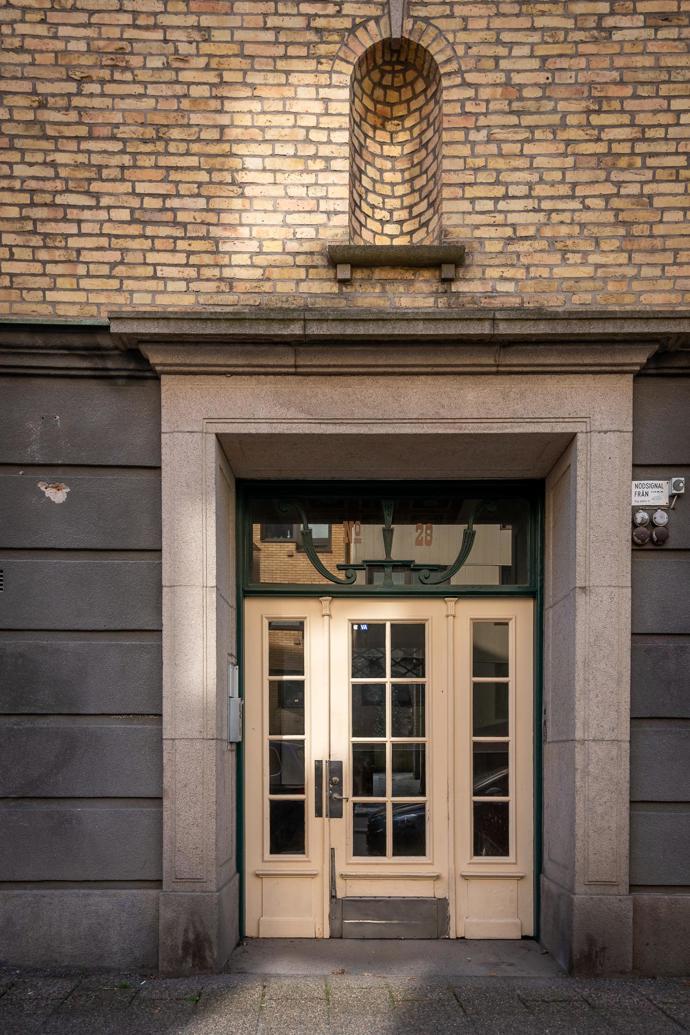 Tento nádherný rohový byt vás přenese do doby, kdy každý detail měl svůj význam. Vysoké stropy, původní parkety a elegantní štuky vytvářejí harmonii, která osloví každého milovníka stylového bydlení. Zapomeňte na trendy, které přicházejí a odcházejí, tento byt je synonymem nadčasovosti.
