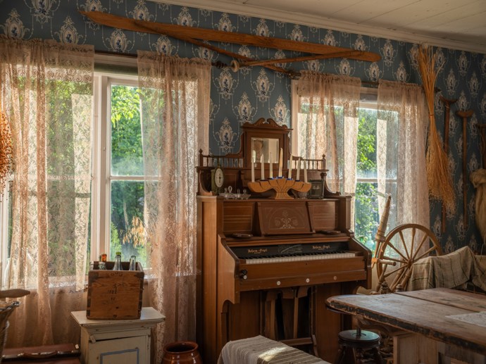 Ráno začíná koupelí v jezeře, odpoledne prací na zahradě a večer posezením u kachlových kamen. Statek v Östra Höle vás vtáhne svým kouzlem i nečekanou rozmanitostí.
Ráno začíná koupelí v jezeře, odpoledne prací na zahradě a večer posezením u kachlových kamen. Statek v Östra Höle vás vtáhne svým kouzlem i nečekanou rozmanitostí.