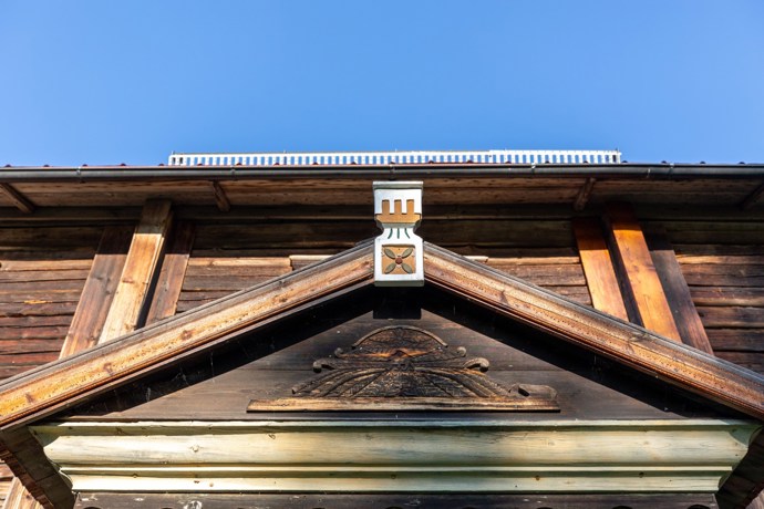 Jaké je žít v domě, kde se psala historie? Obytný dům a pekařská chata spojují kouzlo starých časů s moderním pohodlím. Dvě budovy, původní malby i jedinečné interiéry lákají k objevování. Nahlédněte do místností, které jsou plné historie i útulnosti.
