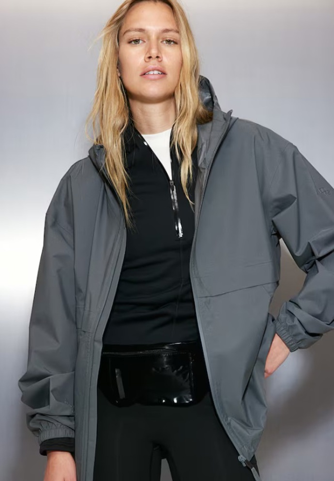 Unisexová bunda do deště z materiálu StormMove™, H&M, 1 459 Kč

