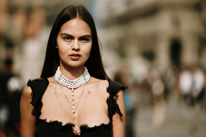 Choker náhrdelník. Street style.
Choker náhrdelník. Street style.