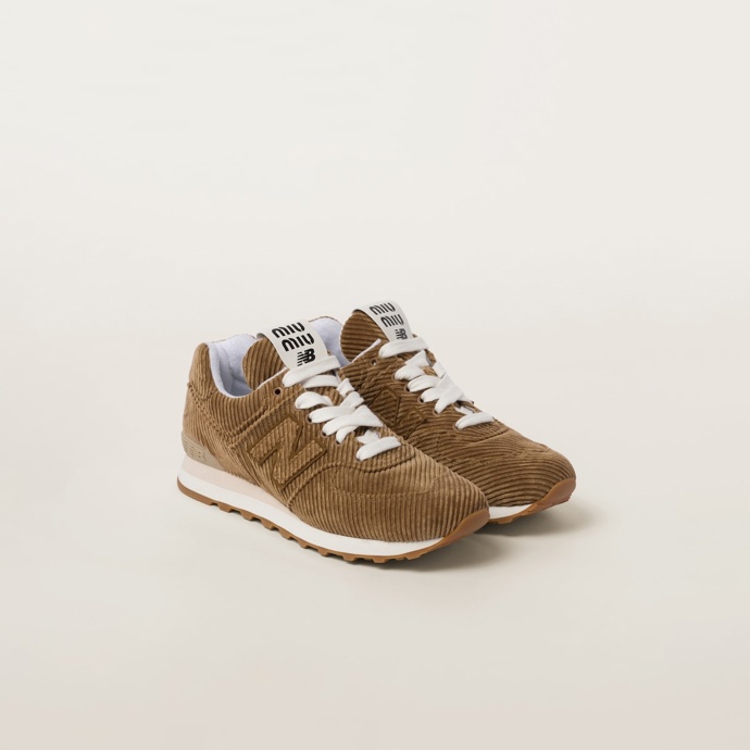 Miu Miu x New Balance, 780 eur
